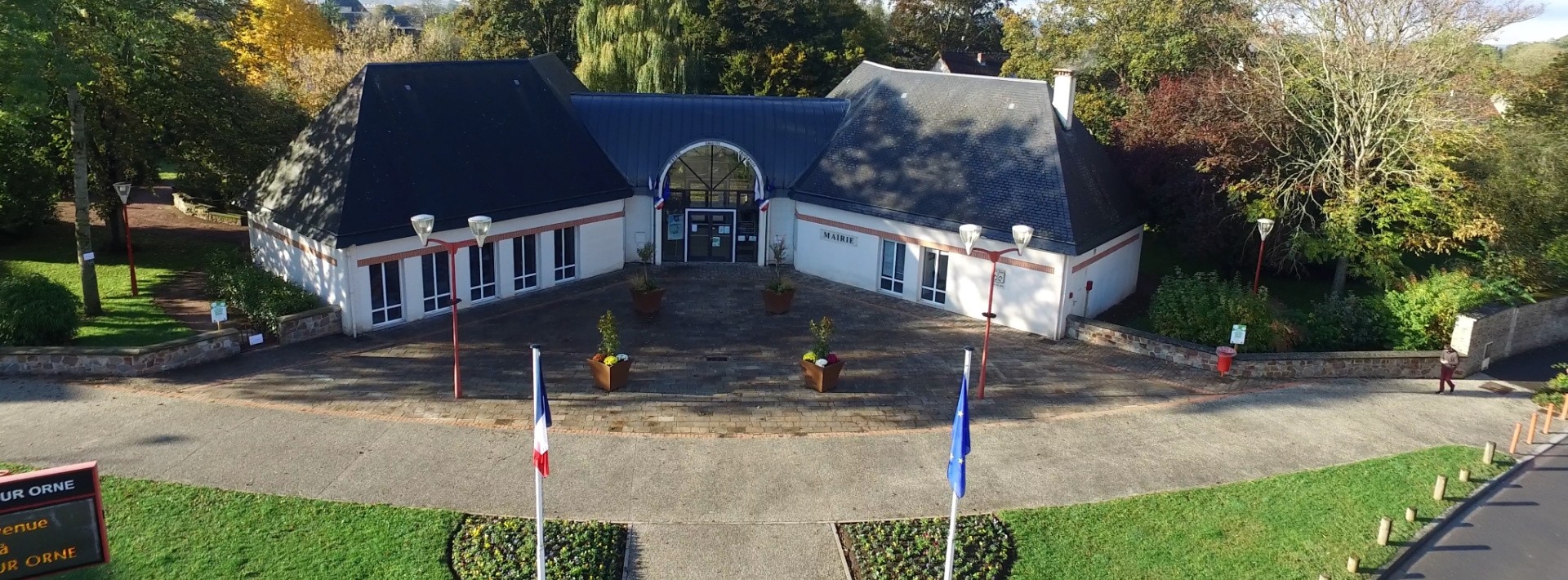 Mairie de May vue du ciel &copy;May sur Orne